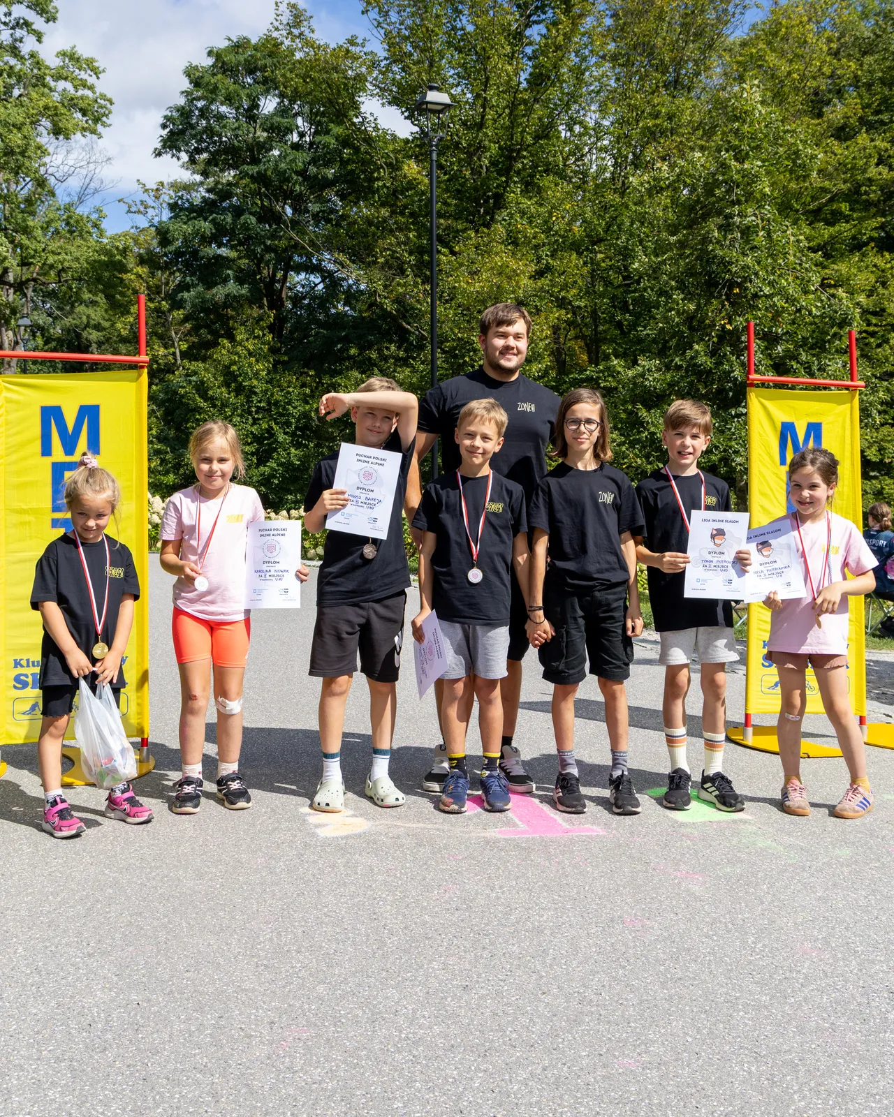 Ekipa Zone4Rollin z medalami i dyplomami
