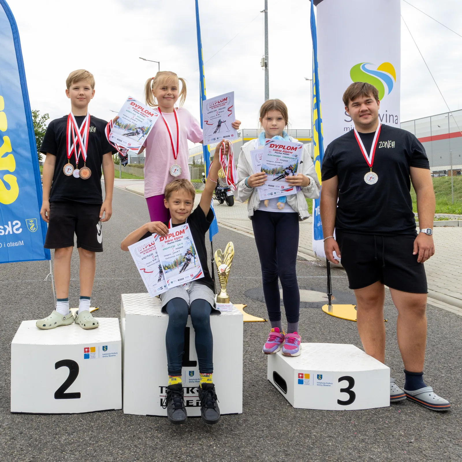 Nasi zawodnicy z medalami i dyplomami na finale sezonu w Skawinie