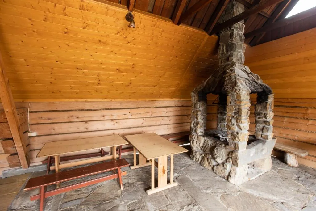 Sala z kominkiem w ośrodku
