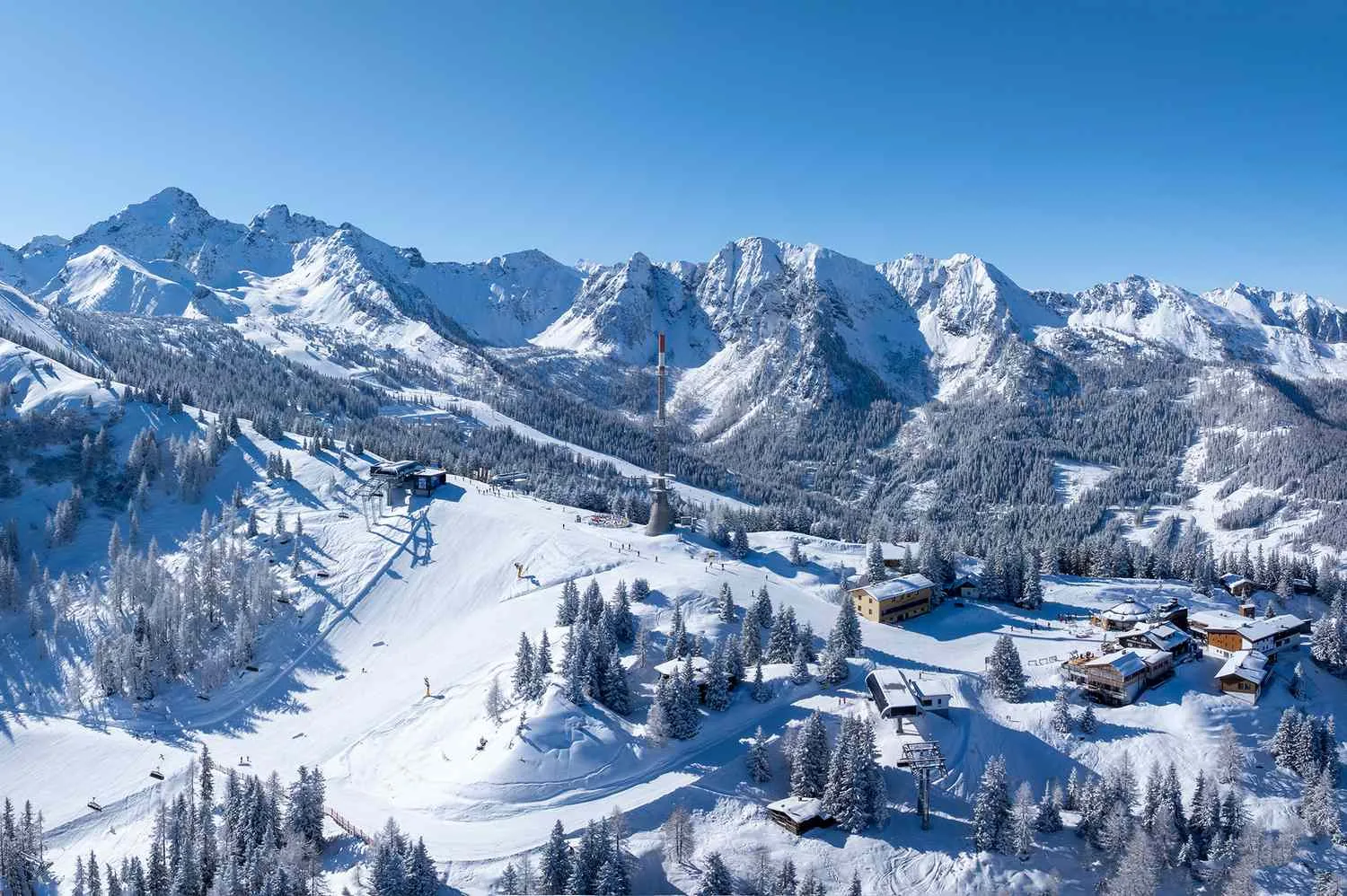 Region Schladming-Dachstein zimą — stoki i szczyty z lotu ptaka