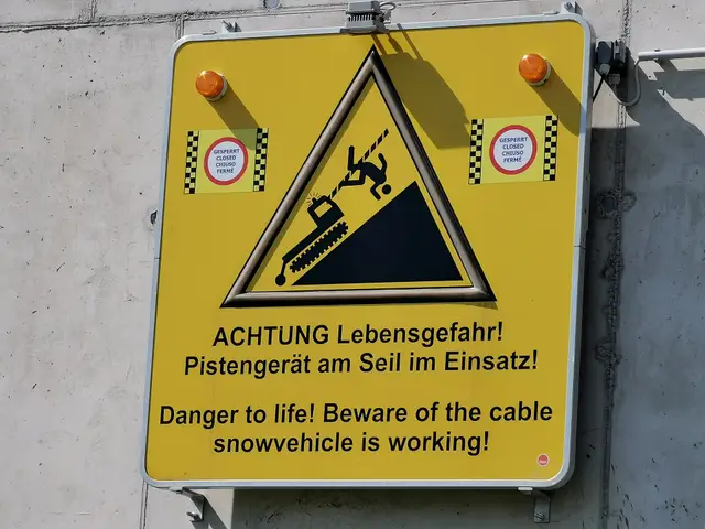 Schladming — AUT — Steiermark – Bezirk Liezen — Gemeinde Schladming — Schladming Ort — Rohrmoosstraße 218 (Gipfelbahn Hochwurzen, Talstation, Schild Pistenraupe) 2020