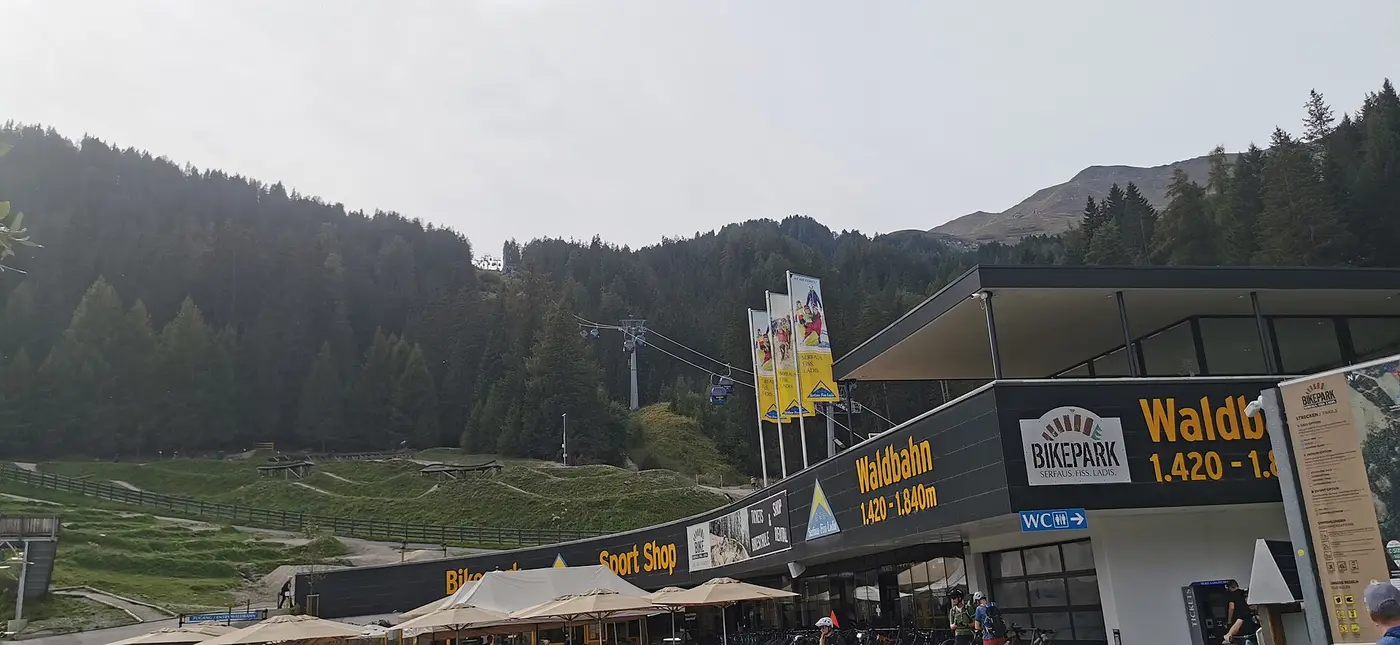 Serfaus-Fiss-Ladis — AUT — Tirol — Bezirk Landeck — Fiss — Seilbahnstraße 44 (Waldbahn · Talstation) 2023-09-17 Mattes
