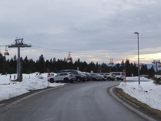 Klínovec — Klínovec, silnice a lanovka