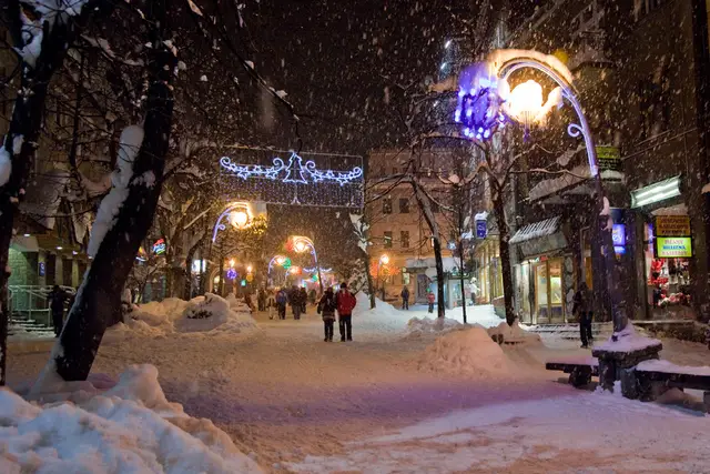 Polana Szymoszkowa — Zakopane ulica Krupowki zima noc-by Robert Parma