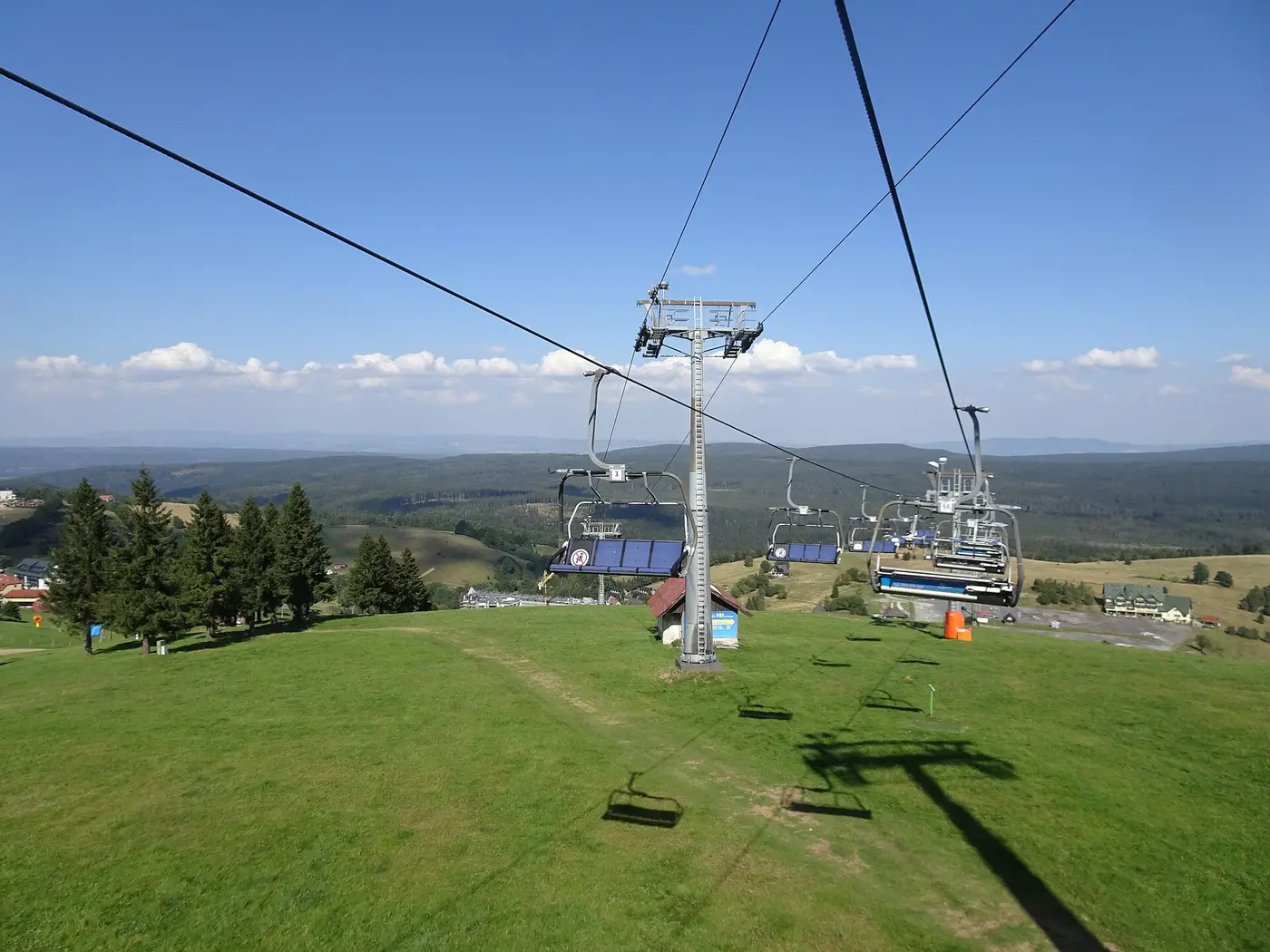 Zieleniec — Zieleniec, ośrodek narciarski latem (4)